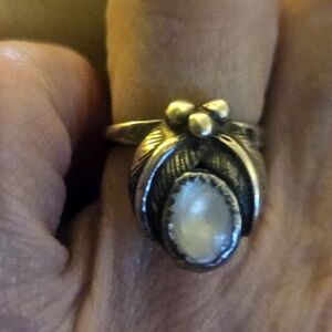 VINTAGE SOUTHWESTERN SQUASH BLOSSOM STERLING & MOP RING. DAINTY GEM OF HISTORY